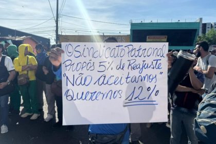 Imagem colorida mostra greve dos trabalhadores da Construção Civil