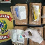 A apreensão de drogas pela Polícia Federal no Aeroporto de Manaus. Pacotes e testes.