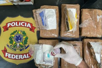 A apreensão de drogas pela Polícia Federal no Aeroporto de Manaus. Pacotes e testes.