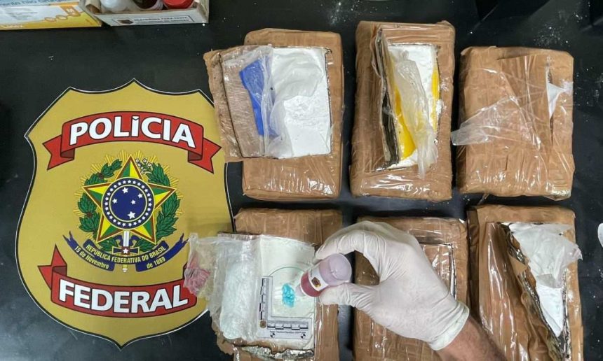 A apreensão de drogas pela Polícia Federal no Aeroporto de Manaus. Pacotes e testes.
