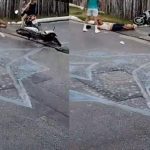 Acidente com motocicletas em cruzamento, com vítimas no chão e motos danificadas.