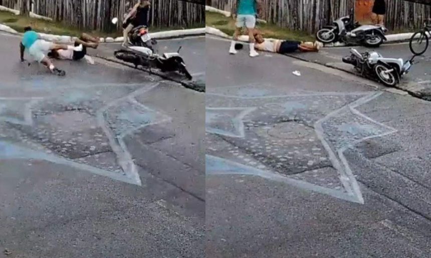 Acidente com motocicletas em cruzamento, com vítimas no chão e motos danificadas.