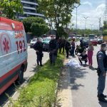 Acidente de trânsito com ambulância e policiais em Manaus.