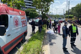 Acidente de trânsito com ambulância e policiais em Manaus.