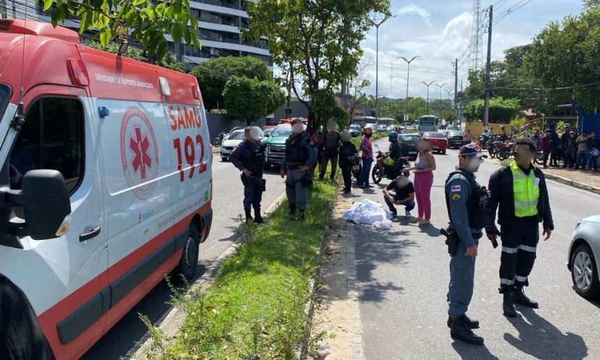 Acidente de trânsito com ambulância e policiais em Manaus.