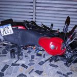 Acidente de trânsito com moto em via pública, moto caída no chão.