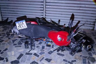 Acidente de trânsito com moto em via pública, moto caída no chão.