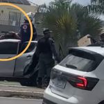 Acidente de trânsito na Avenida Ephigênio Salles, Manaus, com pessoas sobre um carro.
