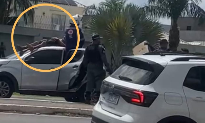 Acidente de trânsito na Avenida Ephigênio Salles, Manaus, com pessoas sobre um carro.