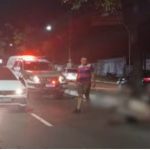 Acidente de trânsito noturno: homem atropelado na rua com ambulância no local.