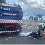 Acidente fatal em Manaus: caminhão e moto após colisão, motociclista morto.