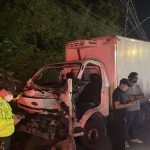 Acidente grave com caminhão na Avenida dos Oitis, Manaus. Veículo danificado com bombeiro no local.