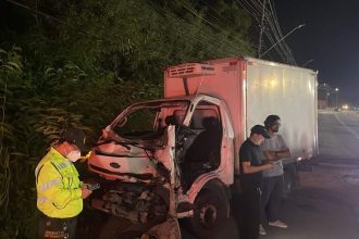 Acidente grave com caminhão na Avenida dos Oitis, Manaus. Veículo danificado com bombeiro no local.