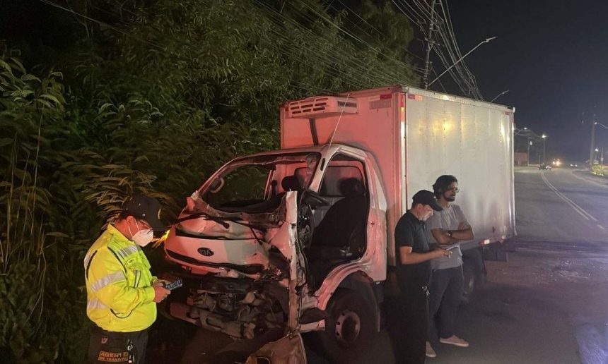 Acidente grave com caminhão na Avenida dos Oitis, Manaus. Veículo danificado com bombeiro no local.