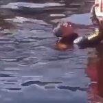 Afogamento próximo a balsa pesqueira. Corpo na água.