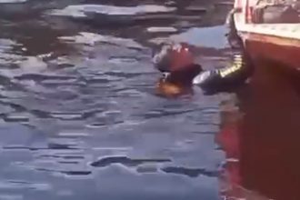 Afogamento próximo a balsa pesqueira. Corpo na água.