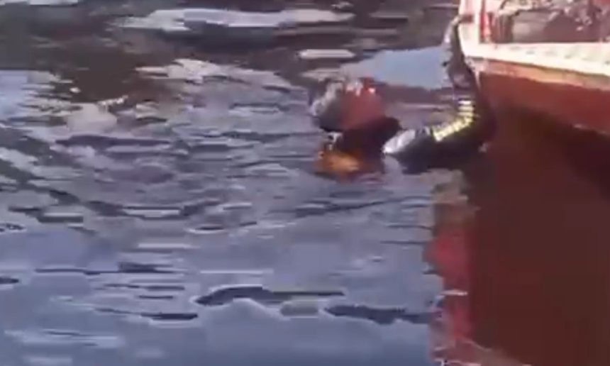 Afogamento próximo a balsa pesqueira. Corpo na água.