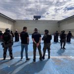 Agentes de segurança em revista no presídio de Puraquequara, após morte de detento.