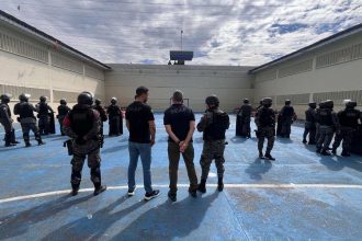 Agentes de segurança em revista no presídio de Puraquequara, após morte de detento.