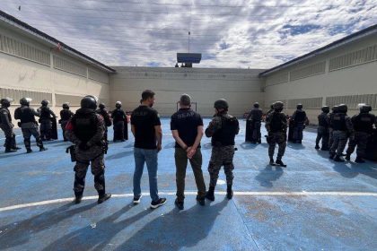 Agentes de segurança em revista no presídio de Puraquequara, após morte de detento.