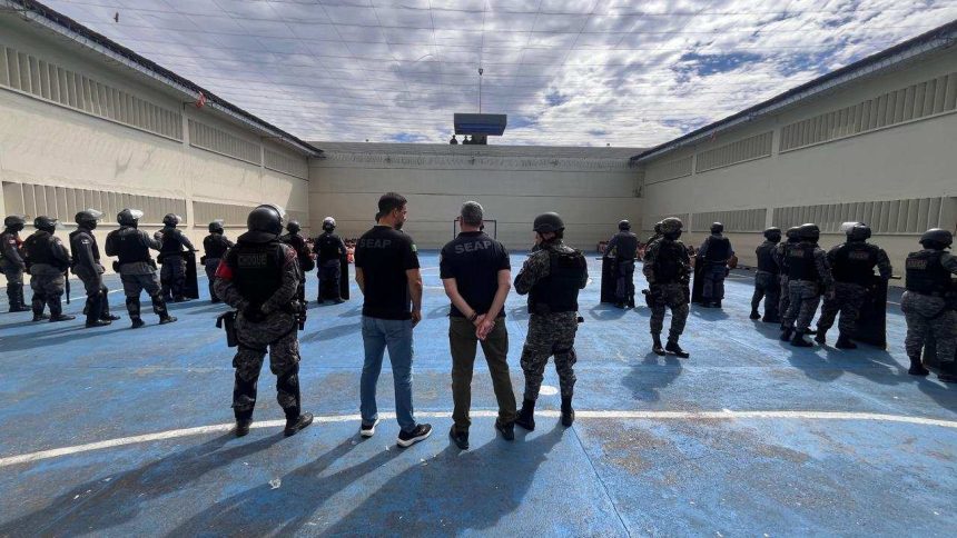 Agentes de segurança em revista no presídio de Puraquequara, após morte de detento.