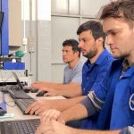 Alunos do ITA trabalhando em computadores em laboratório.