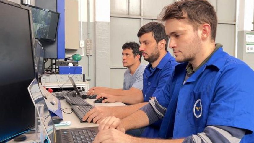 Alunos do ITA trabalhando em computadores em laboratório.