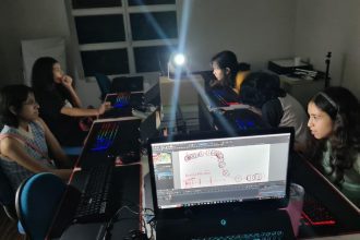 Alunos em aula de criação de jogos em Manaus.