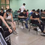 Alunos em sala de aula durante curso pré-vestibular presencial AprovENS da UEA.