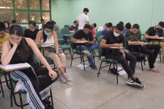 Alunos em sala de aula durante curso pré-vestibular presencial AprovENS da UEA.