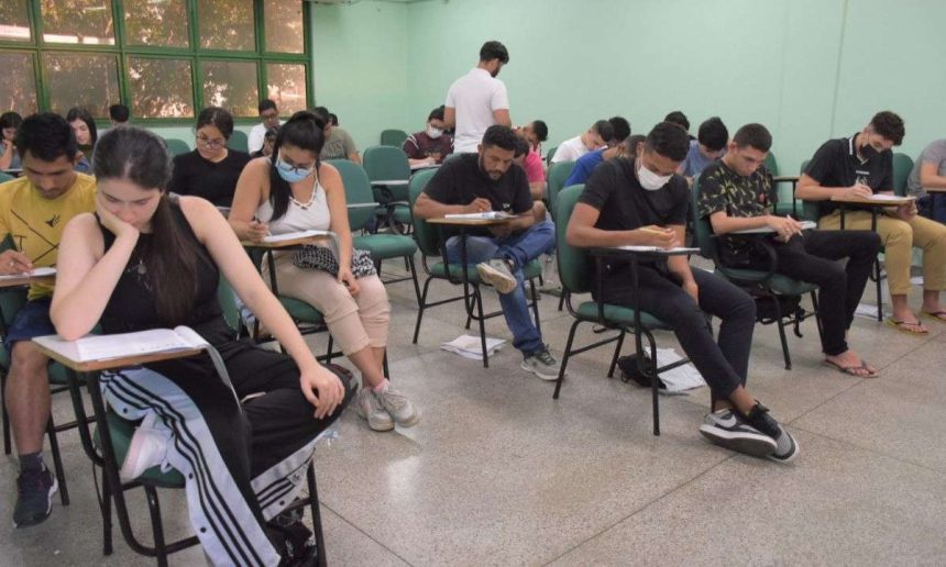Alunos em sala de aula durante curso pré-vestibular presencial AprovENS da UEA.
