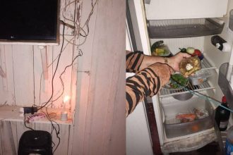 Apagão em Lago Janauacá: pessoa usa vela e abre geladeira