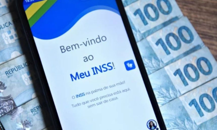 Aplicativo Meu INSS em um smartphone com notas de dinheiro ao fundo