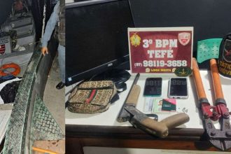 Apreensão de armas, celulares, e outros itens após confronto com 'piratas do rio' em balsa.