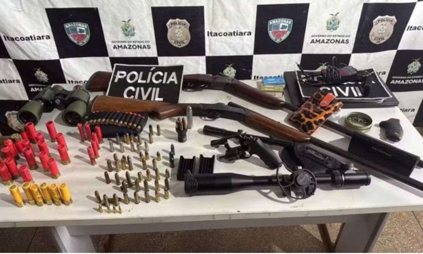 Apreensão de armas e munições em Itacoatiara, Amazonas. Pistola, espingardas, binóculos e cartuchos sobre uma mesa.