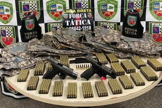 Apreensão de armas, munições e coletes da Polícia Militar em mesa.