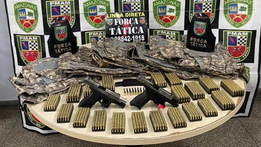 Apreensão de armas, munições e coletes da Polícia Militar em mesa.
