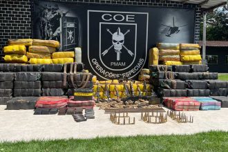 Apreensão de drogas: 6 toneladas em Manacapuru. Armas, munições e fardos apreendidos pela polícia.