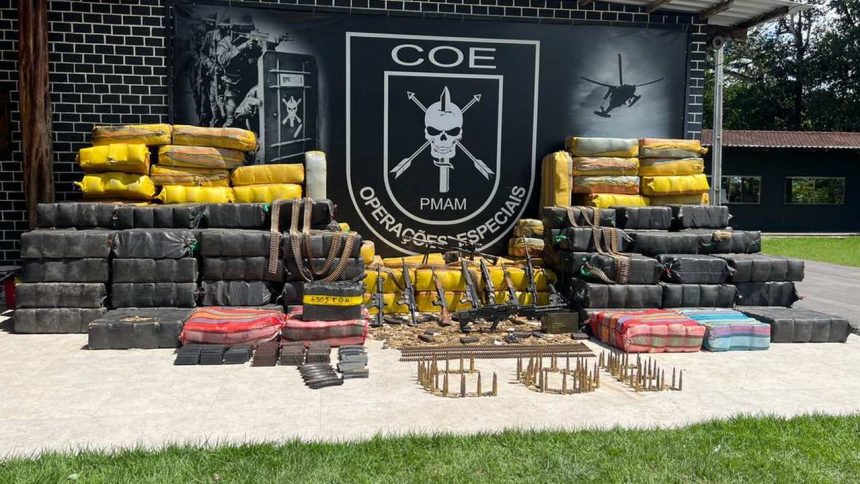 Apreensão de drogas: 6 toneladas em Manacapuru. Armas, munições e fardos apreendidos pela polícia.