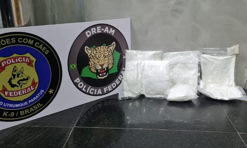 Apreensão de drogas pela Polícia Federal no Aeroporto de Manaus, com sacos plásticos de substância suspeita e distintivos.