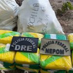 Apreensão de drogas pela Polícia Federal: pacotes de cocaína embalados e sacos grandes.