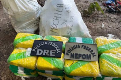 Apreensão de drogas pela Polícia Federal: pacotes de cocaína embalados e sacos grandes.