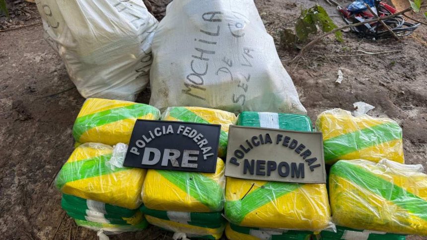 Apreensão de drogas pela Polícia Federal: pacotes de cocaína embalados e sacos grandes.