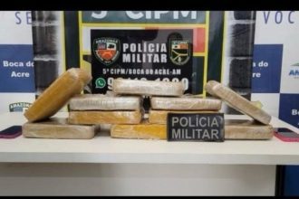 Apreensão de drogas pela Polícia Militar: pacotes de substância ilícita sobre uma mesa.