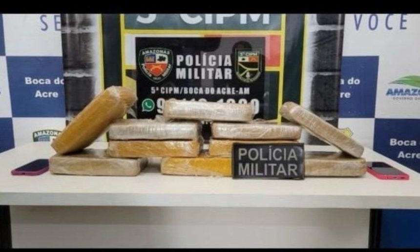 Apreensão de drogas pela Polícia Militar: pacotes de substância ilícita sobre uma mesa.