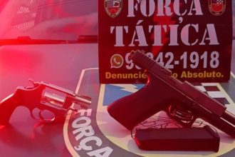 Armas apreendidas: revólver e pistola sobre superfície, indicando apreensão policial.