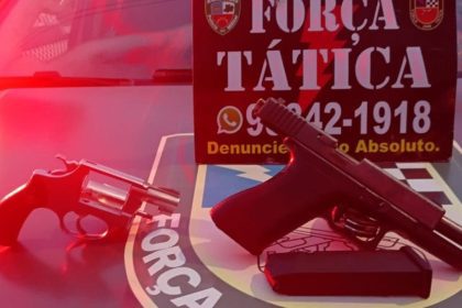Armas apreendidas: revólver e pistola sobre superfície, indicando apreensão policial.
