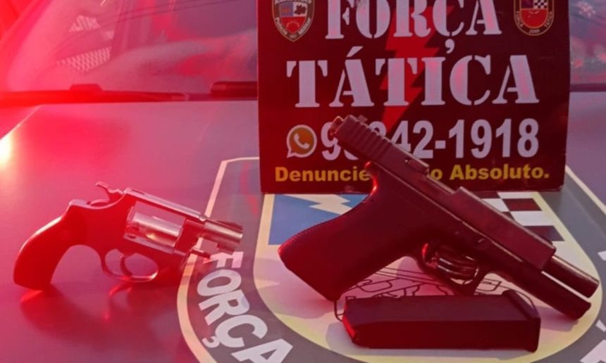 Armas apreendidas: revólver e pistola sobre superfície, indicando apreensão policial.