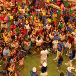 Arraial do Amazonas Shopping: multidão em festa com apresentações de forró, boi-bumbá e quadrilhas.