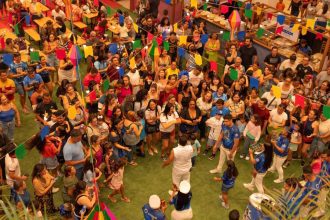 Arraial do Amazonas Shopping: multidão em festa com apresentações de forró, boi-bumbá e quadrilhas.
